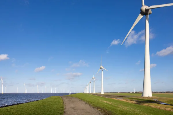 Turbinas eólicas en el paisaje de pólder del Noordoostpolder holandés — Foto de Stock