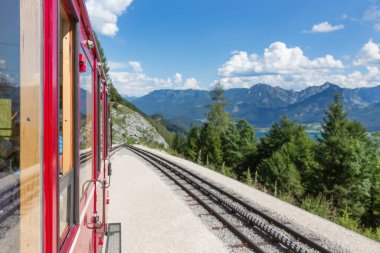 Wolfgang yakınlarındaki Schafberg 'e giden Cogwheel treni Avusturyalı Wolfgangsee
