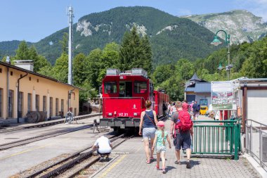 Avusturyalı SanktWolfgang yakınlarındaki Schafberg 'e giden Cogwheel trenine binen insanlar