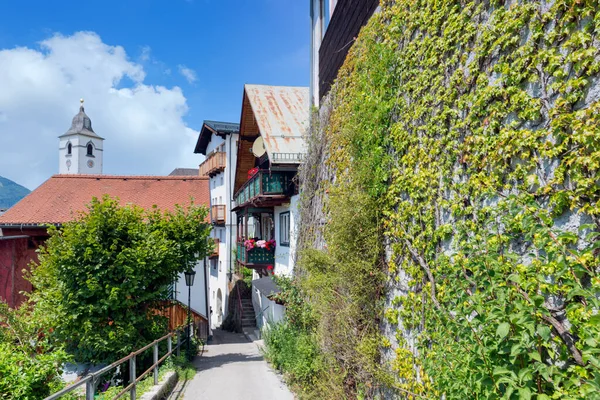 Wall with ivy in Touristic village Wolfgang am Austrian Wolfgangsee — Stock Photo, Image