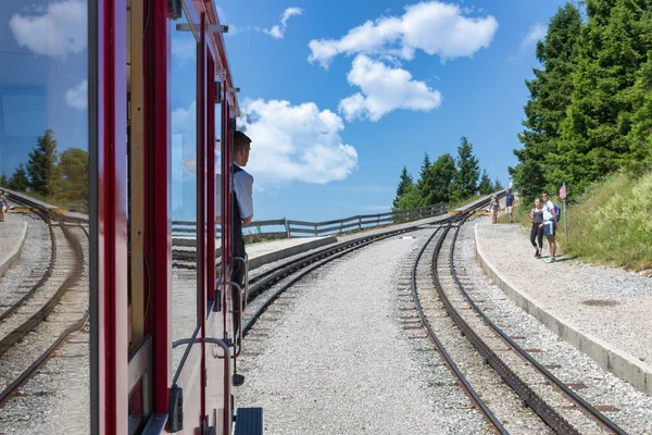 Machinista de trem Cogwheel para cima austríaco Schafberg — Fotografia de Stock