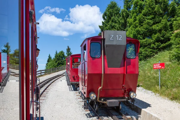 Dois trens de roda de engrenagem que passam um pelo outro perto do topo austríaco Schafberg — Fotografia de Stock
