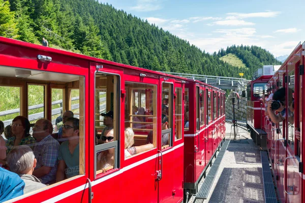 Dois trens de roda de engrenagem que passam um pelo outro perto do topo austríaco Schafberg — Fotografia de Stock