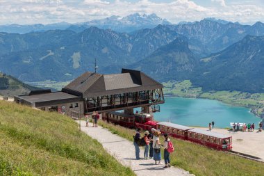 Avusturya Sankt Wolfgang yakınlarındaki Schafberg tren istasyonunun tepesinde.