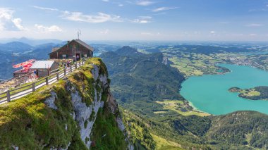 Avusturya 'nın Schafberg tepesinde güzel manzaralı dağ kulübesi