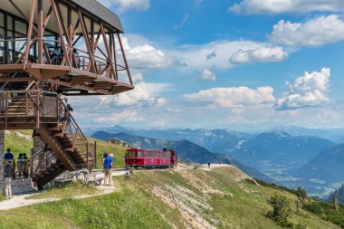 Avusturya Sankt Wolfgang yakınlarındaki Schafberg tepesindeki çark tren istasyonu.