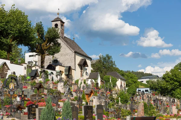 Кладбище рядом с часовней в Санкт-Вольфганге, Австрия — стоковое фото