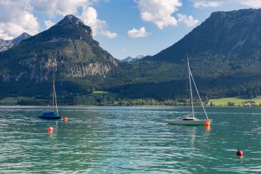 Alp dağlarıyla çevrili Avusturya Wolfgangsee 'ye yelken açan gemiler