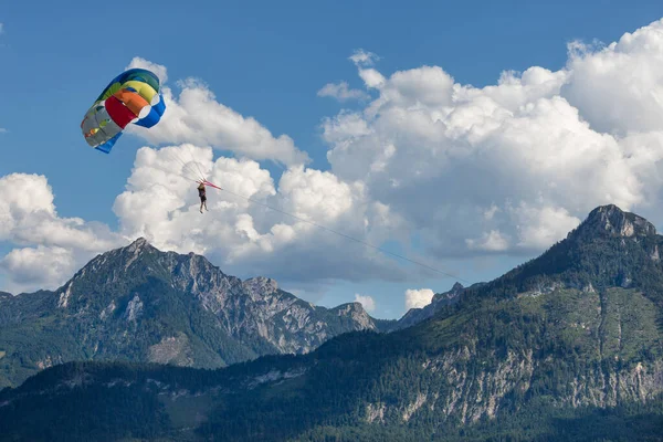 Parachutisme derrière un hors-bord à Austrian Wolfgangsee près de Sankt Wolfgang — Photo