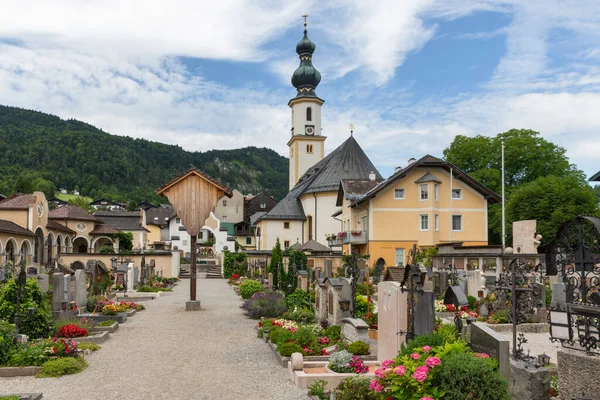 Cementerio cerca de la iglesia parroquial de San Egido, Sankt Gilgen, Austria — Foto de Stock