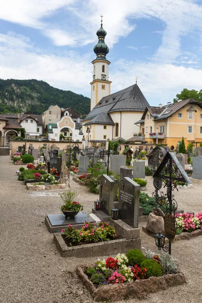 Kerkhof bij de parochiekerk Saint Egidus, Sankt Gilgen, Oostenrijk — Stockfoto