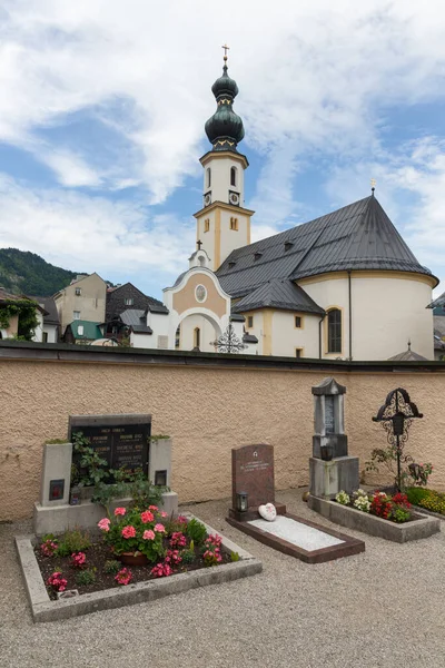 Kerkhof bij de parochiekerk Saint Egidus, Sankt Gilgen, Oostenrijk — Stockfoto