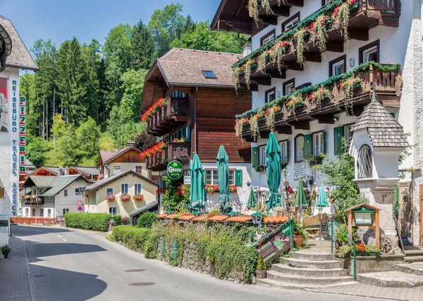 Vistas a la ciudad con hoteles y restaurantes de Sankt Wolfgang, Wolfgangsee, Austria — Foto de Stock