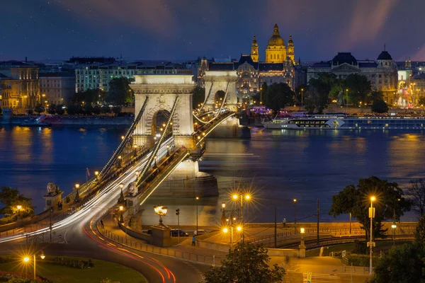 Будапештский цепной мост в окружении звездного неба — стоковое фото