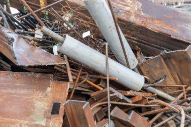 Beton çelik ve inşaat ekipmanlı hurda metal yığını