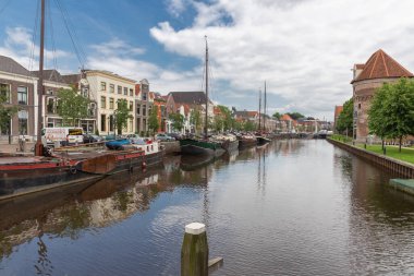 Hollanda 'nın Zwolle şehrinde kanal ve eski yelkenli gemileriyle