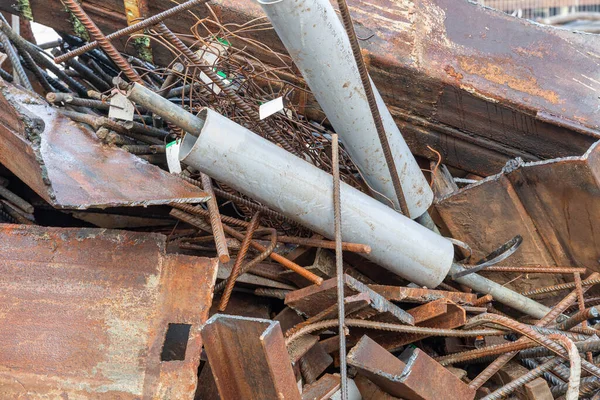 Beton çelik ve inşaat ekipmanlı hurda metal yığını