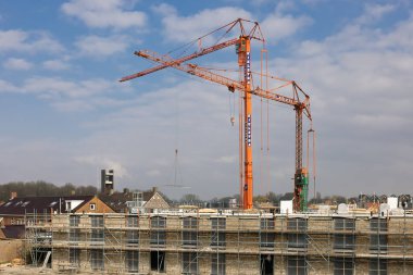 Hollanda köyü inşaatındaki mobil kule vinçleri