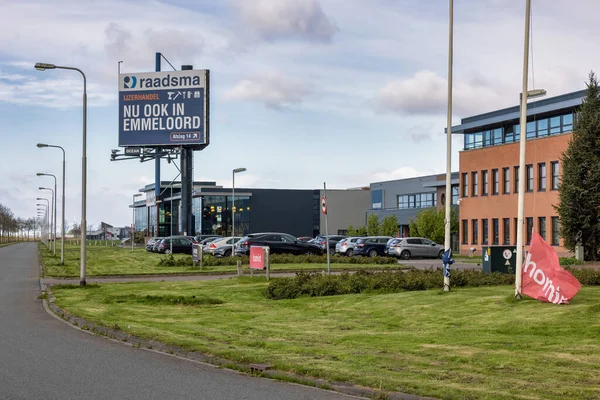 Industriepark mit Gewerbebetrieben und großer Litfaßsäule — Stockfoto