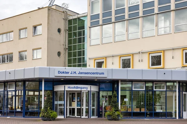 Fassade Krankenhaus Gebäude in holländischen Dorf Emmeloord — Stockfoto