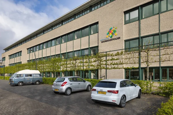 Facade modern city hall Dutch village Emmeloord with car park — Stock Photo, Image