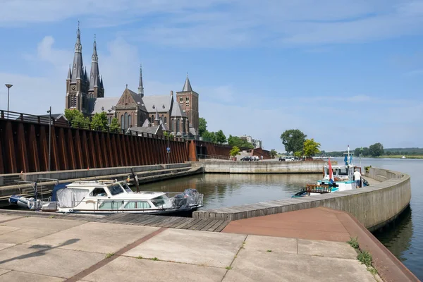 Villaggio olandese Cuijk lungo il fiume Mosa Martinus-chiesa — Foto Stock