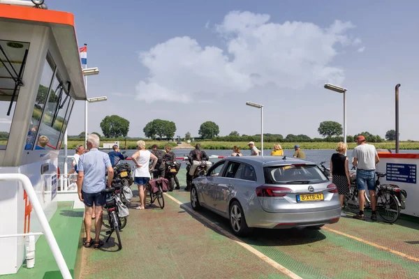 Ferry with cars, bicycles and pedestrians near Dutch village Cuijk — Stock Photo, Image