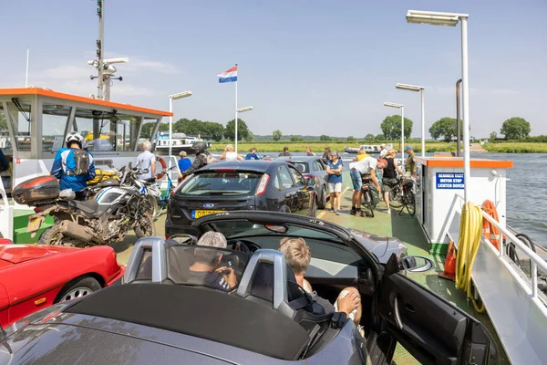 Ferry met auto 's, fietsen en voetgangers in de buurt van het Nederlandse Cuijk — Stockfoto