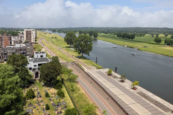Vista aerea Villaggio olandese Cuijk lungo il fiume Mosa — Foto Stock