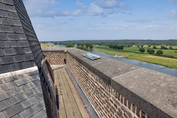 Vista aerea Villaggio olandese Cuijk lungo il fiume Mosa — Foto Stock