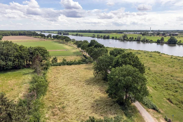 Uitzicht vanuit de lucht op de Nederlandse Maas bij het dorpje Wellerlooi — Stockfoto