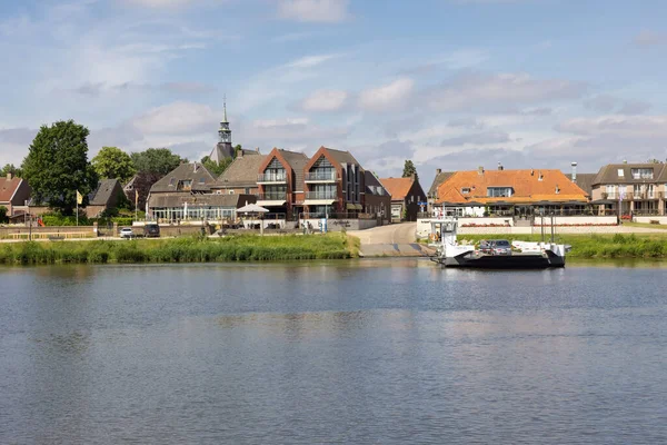 Liten färja passerar floden Meuse nära holländska byn Broekhuizen — Stockfoto