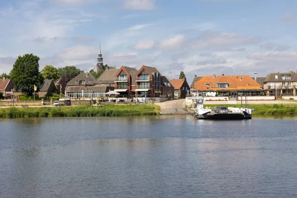 Kleine oversteek Maas bij Broekhuizen — Stockfoto