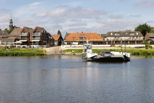 Petit ferry traversant la Meuse près du village néerlandais Broekhuizen — Photo