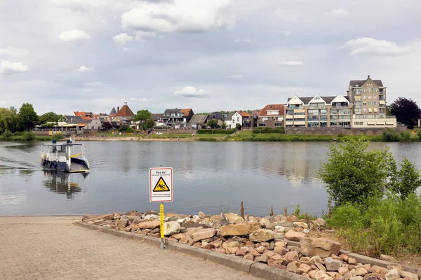 Small ferry crossing river Meuse near Dutch village Arcen — Stock Photo, Image