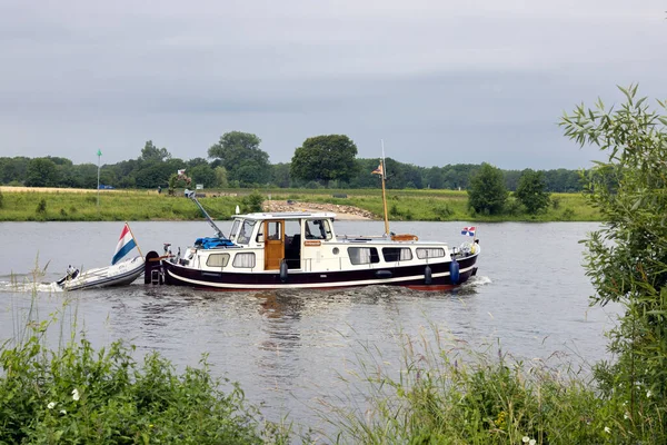 Crociera a vela vicino Arcen al fiume Olandese Mosa — Foto Stock