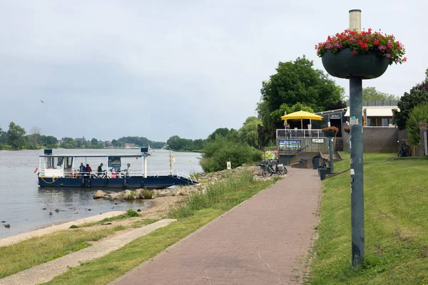 Small ferry crossing river Meuse near Dutch village Arcen — Stok fotoğraf