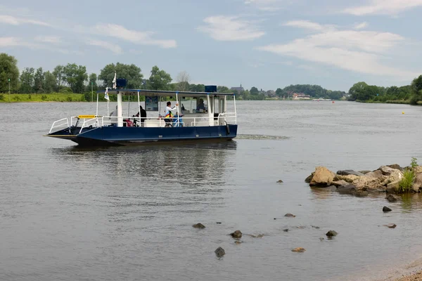 Small ferry crossing river Meuse near Dutch village Arcen — Stock Photo, Image