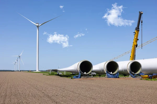 Nederländska byggarbetsplats vindkraftverk gård med vingar redo att installera — Stockfoto