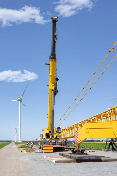Novo parque de turbinas eólicas holandês com guindaste grande — Fotografia de Stock