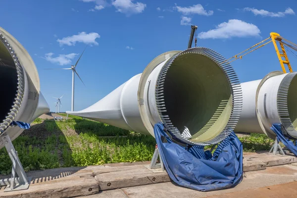 Nederländska byggarbetsplats vindkraftverk gård med vingar redo att installera — Stockfoto