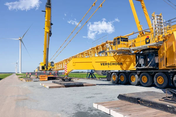 Construcción holandesa granja de aerogeneradores con grúa grande — Foto de Stock