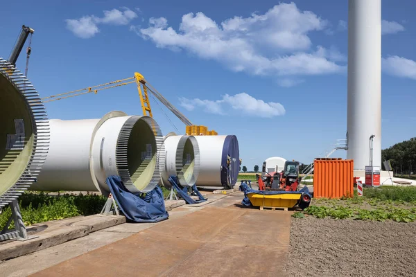 Fazenda de turbina eólica local de construção holandesa com asas prontas para instalar — Fotografia de Stock