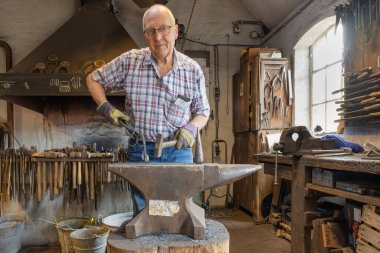 Demirci ile Hollanda Müzesi tarımsal demircilik yapıyor