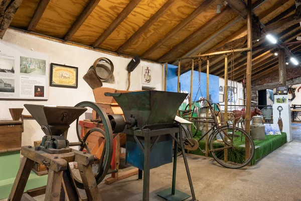 멜데로에 있는 오래 된 농기구들이 있는 네덜란드 옥외 박물관 — 스톡 사진