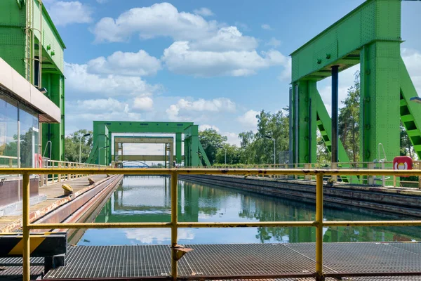 Construcción de hierro de la grúa cerca de Magdeburgo alemán con sendero —  Fotos de Stock