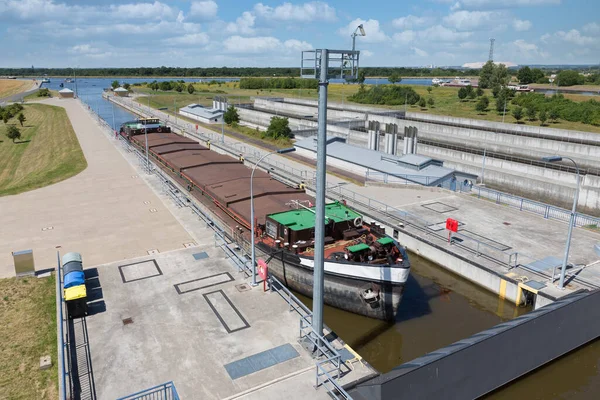 Duitse sluis bij Magdeburg met vrachtschip in sluiskamer Stockfoto