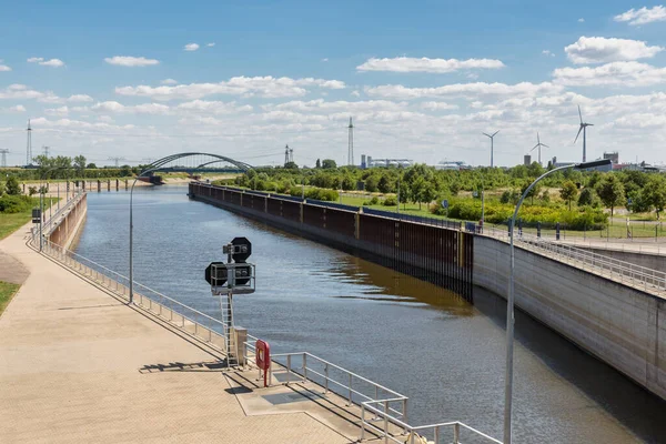 Canal alemão perto de magdeburg de mittelland canal para Rothensee — Fotografia de Stock