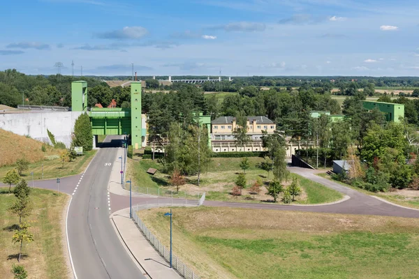 Eisenkonstruktion von Schiffshebewerk bei Magdeburg mit Straße darunter — Stockfoto