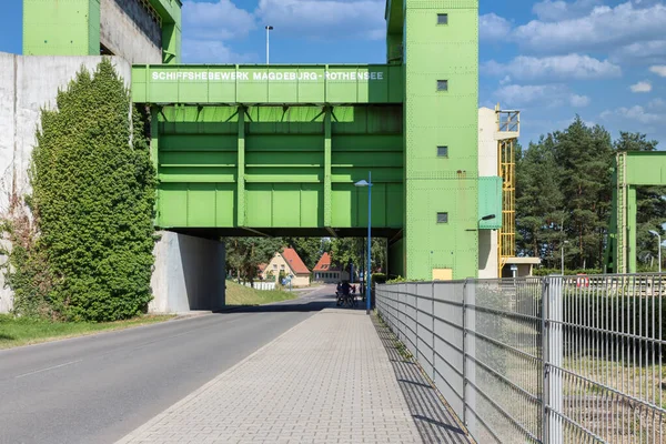 Železná konstrukce lanovky u německého magdeburgu s lávkou — Stock fotografie